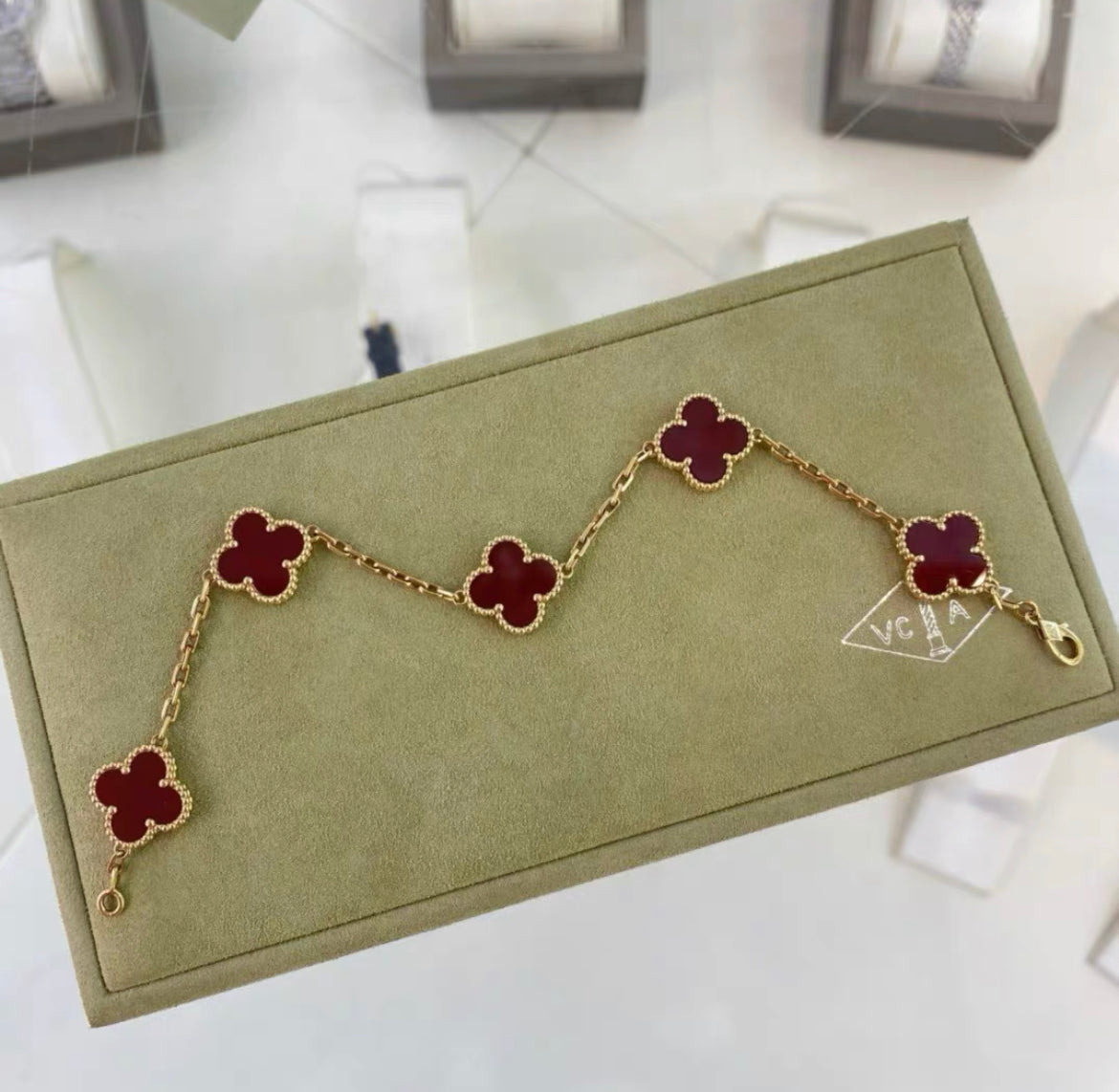 VCA Van Cleef  Arpels Vintage Alhambra bracelet, 5 motifs
18K yellow gold, Carnelian