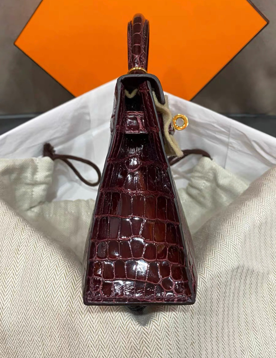 Hermes kelly 20 bordeaux shiny alligator leather with gold hardware