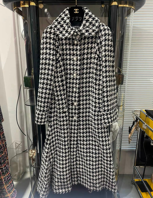 Rare CHANEL 17k white  black Houndstooth Coat size 42