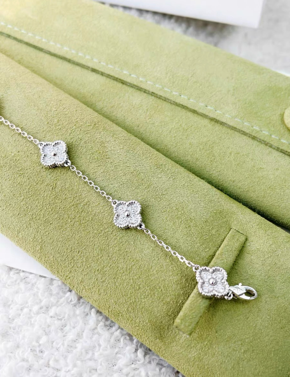 VCA Van Cleef  Arpels Sweet Alhambra bracelet, 6 motifs
18K white gold, Diamond