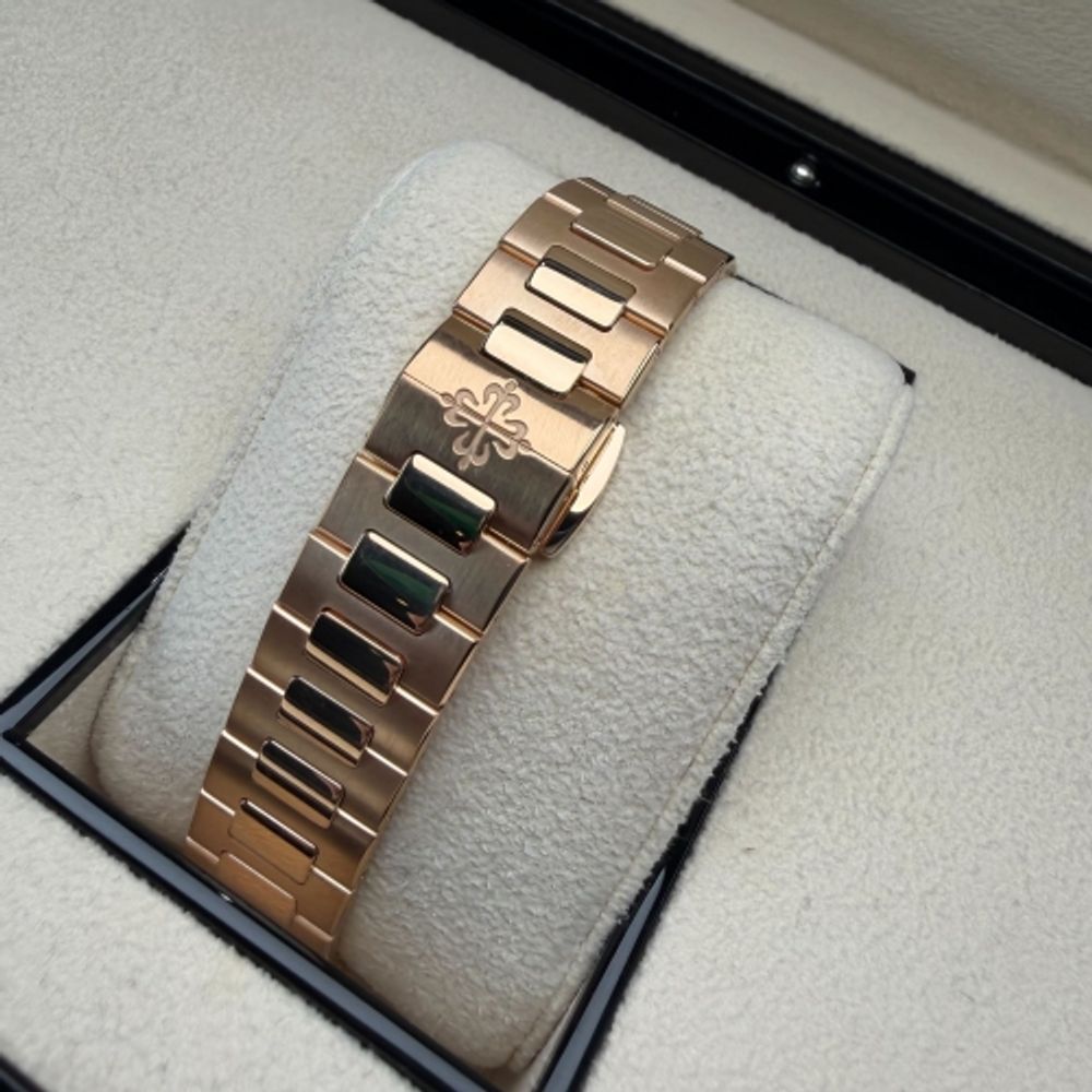 Patek Philippe Nautilus 7010/1R-011 Gold White