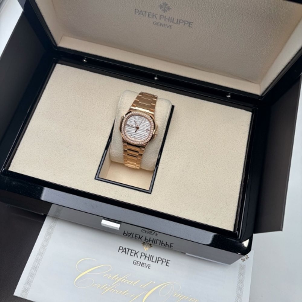 Patek Philippe Nautilus 7010/1R-011 Gold White