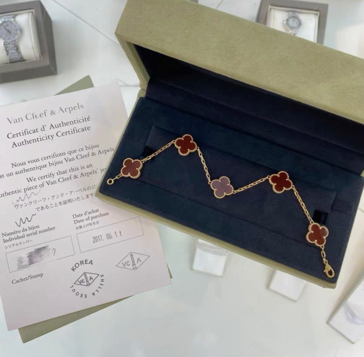 VCA Van Cleef  Arpels Vintage Alhambra bracelet, 5 motifs
18K yellow gold, Carnelian