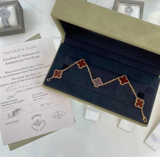 VCA Van Cleef  Arpels Vintage Alhambra bracelet, 5 motifs
18K yellow gold, Carnelian