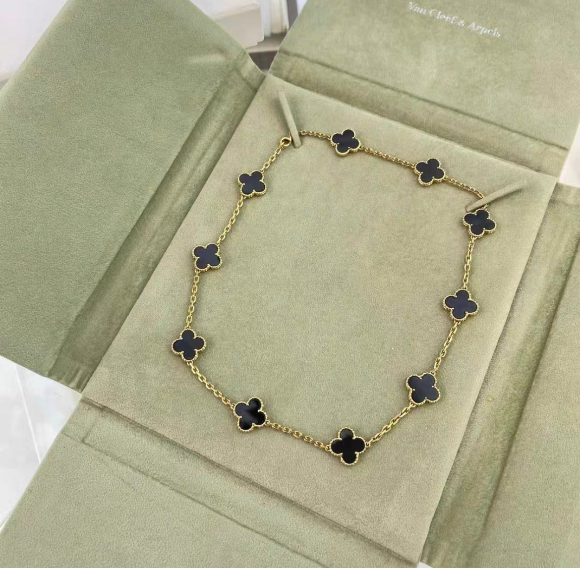 VCA Van Cleef  Arpels Vintage Alhambra necklace, 10 motifs
18K yellow gold, Onyx