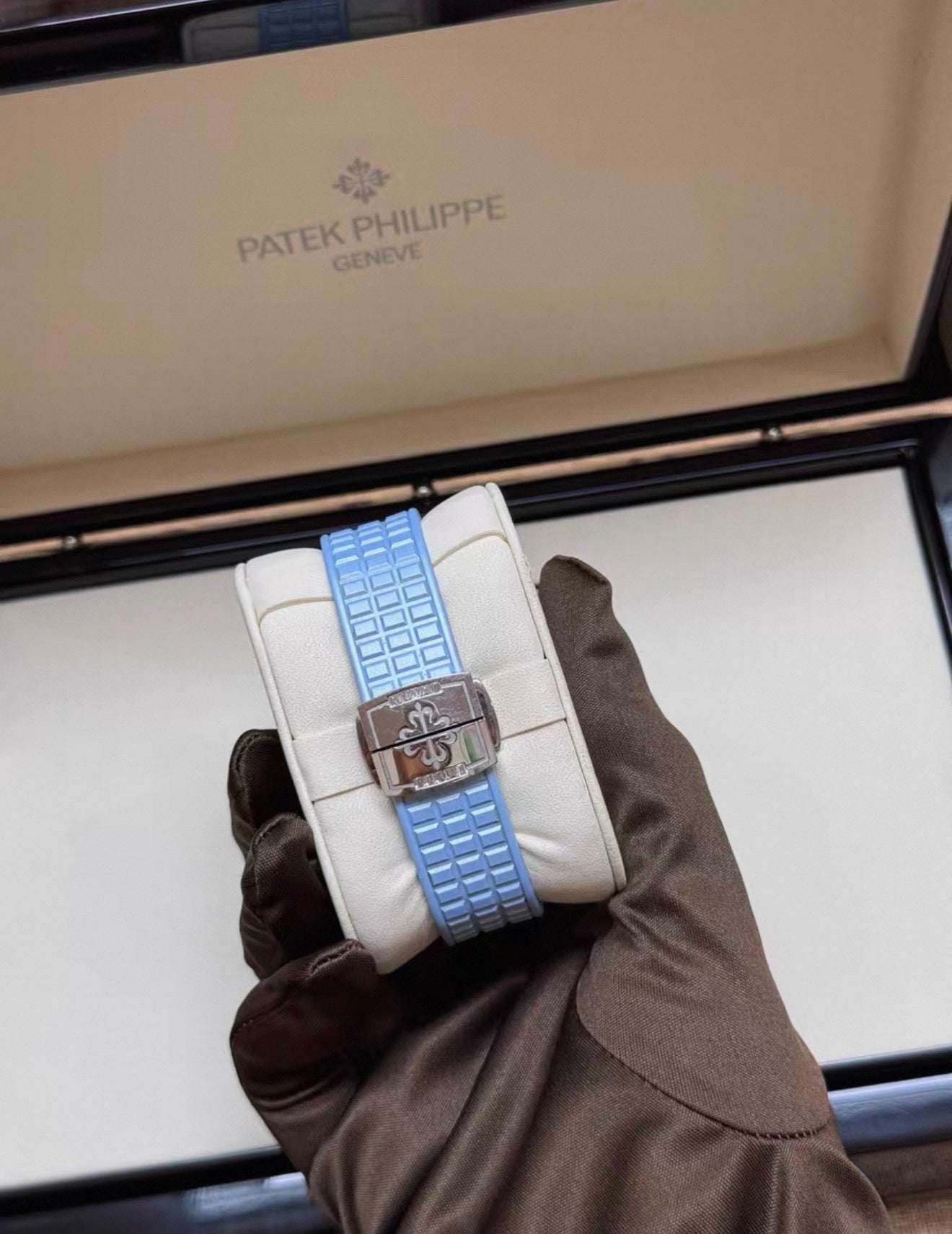 Patek Philippe Aquanaut Ladies White Gold Diamonds Set Blue Mother of Pearl Dial 5072G-001
