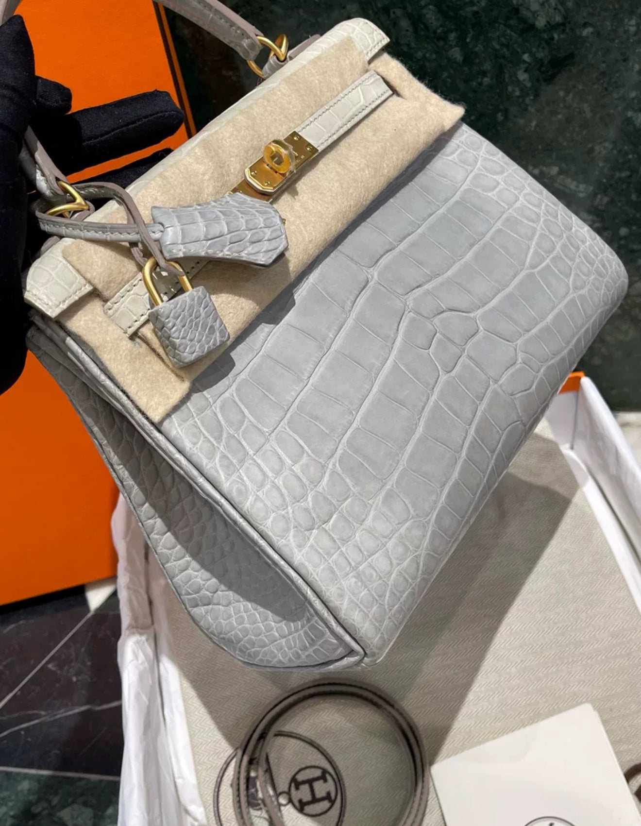 Hermès Kelly 25 Pearl Gray/ Beton Matte Crocodile Leather Brushed Gold Hardware