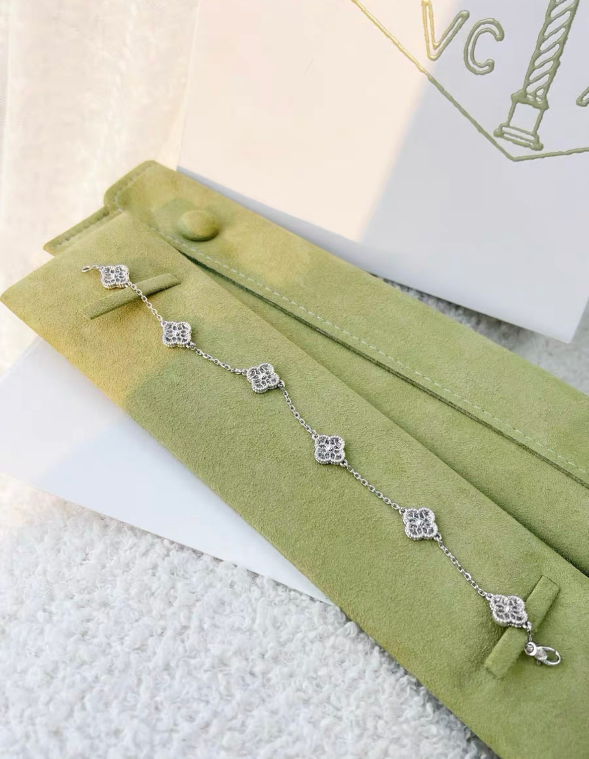 VCA Van Cleef  Arpels Sweet Alhambra bracelet, 6 motifs
18K white gold, Diamond
