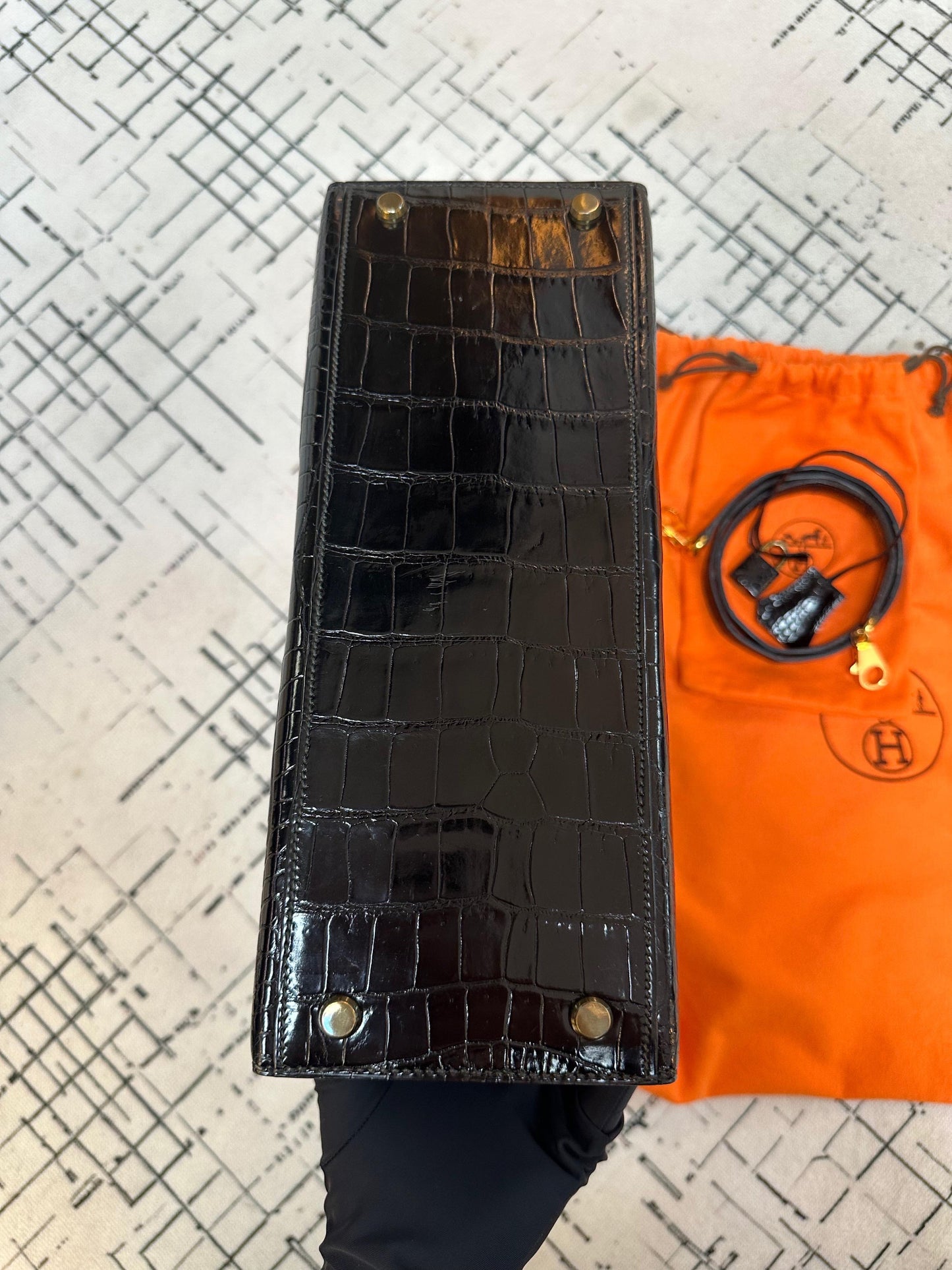 Hermès Kelly Sellier 28 Black Shiny Crocodile Gold Hardware