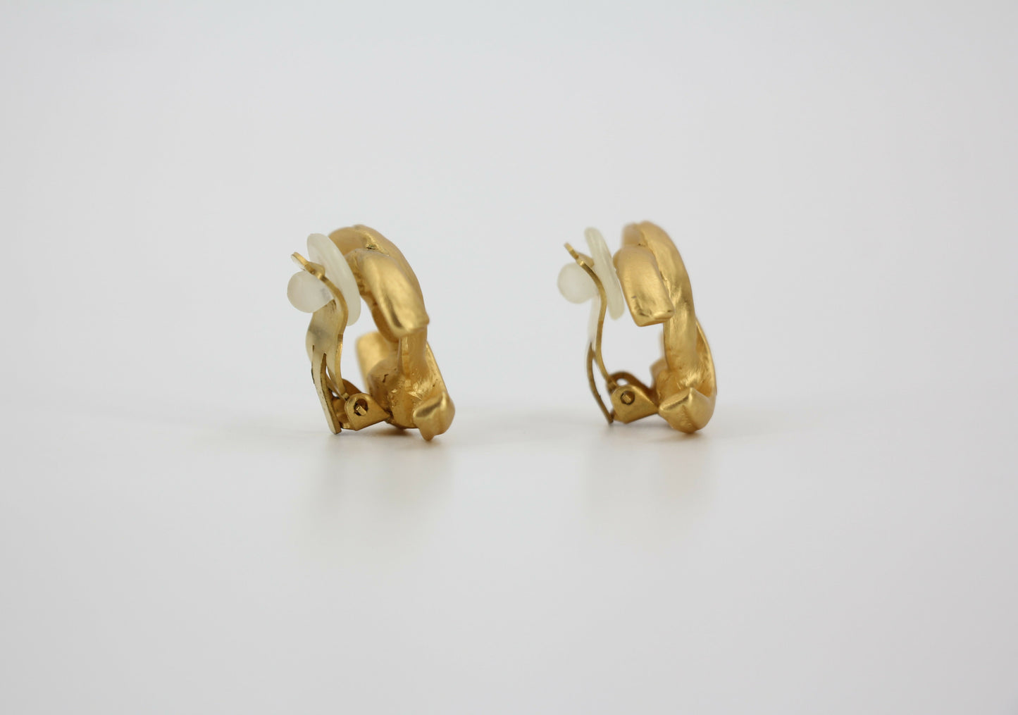 Chanel Vintage 00T Gold-Plated Matte Gold Classic CC Clip-on Earrings