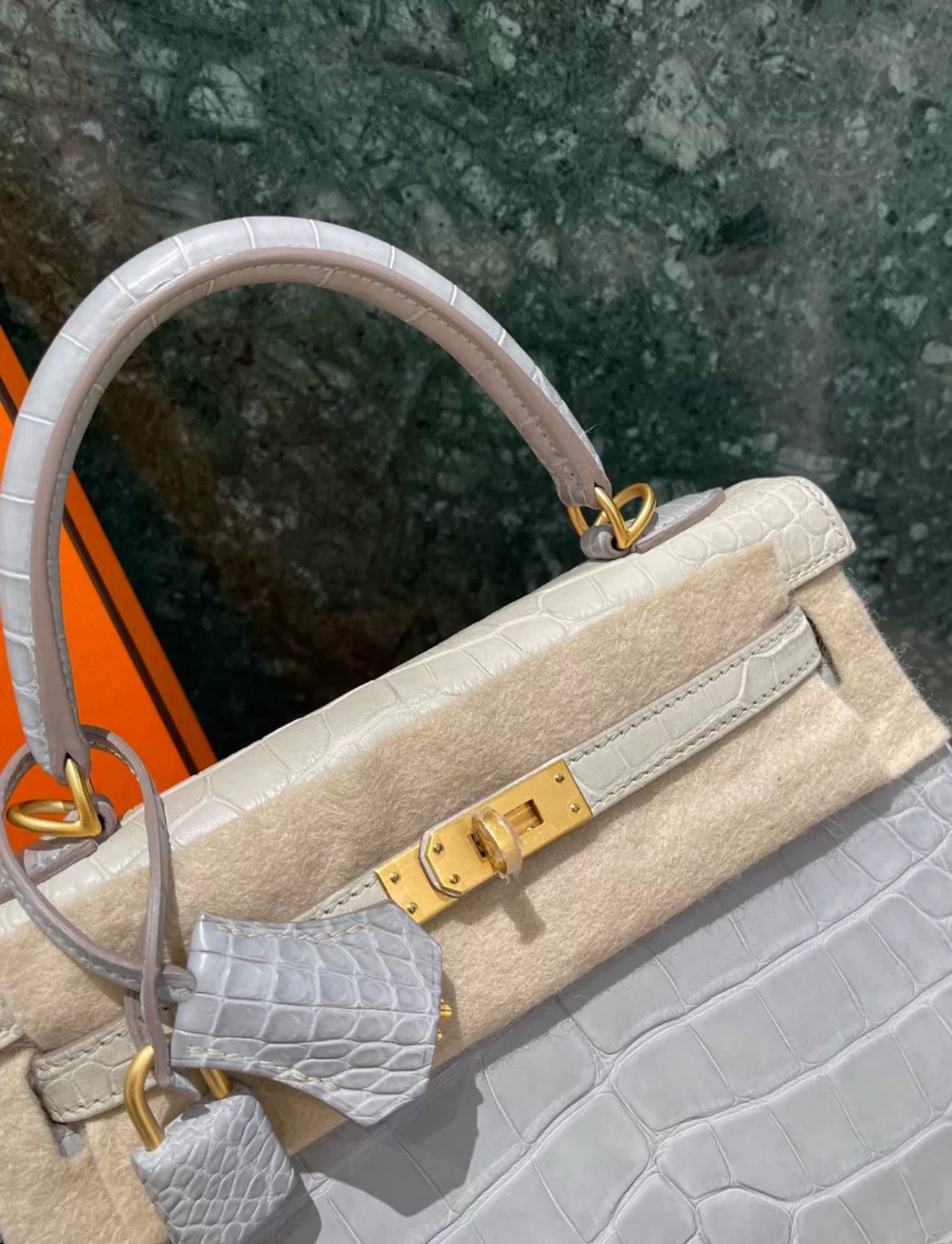 Hermès Kelly 25 Pearl Gray/ Beton Matte Crocodile Leather Brushed Gold Hardware