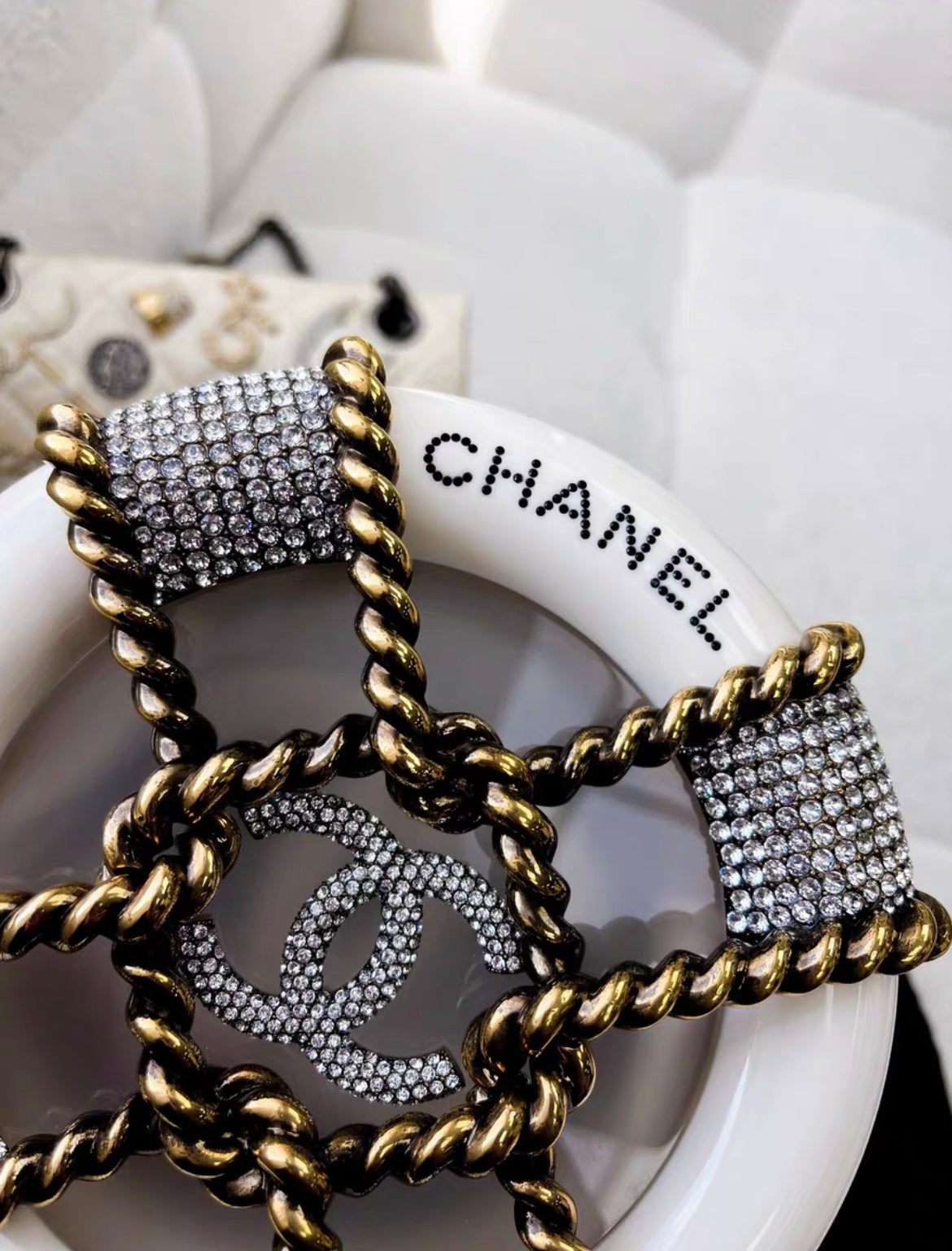 CHANEL MINAUDIÈRE LIMITED EDITION WHITE, GOLD  CLEAR RESCUE WHEEL GOLD-TONE HARDWARE