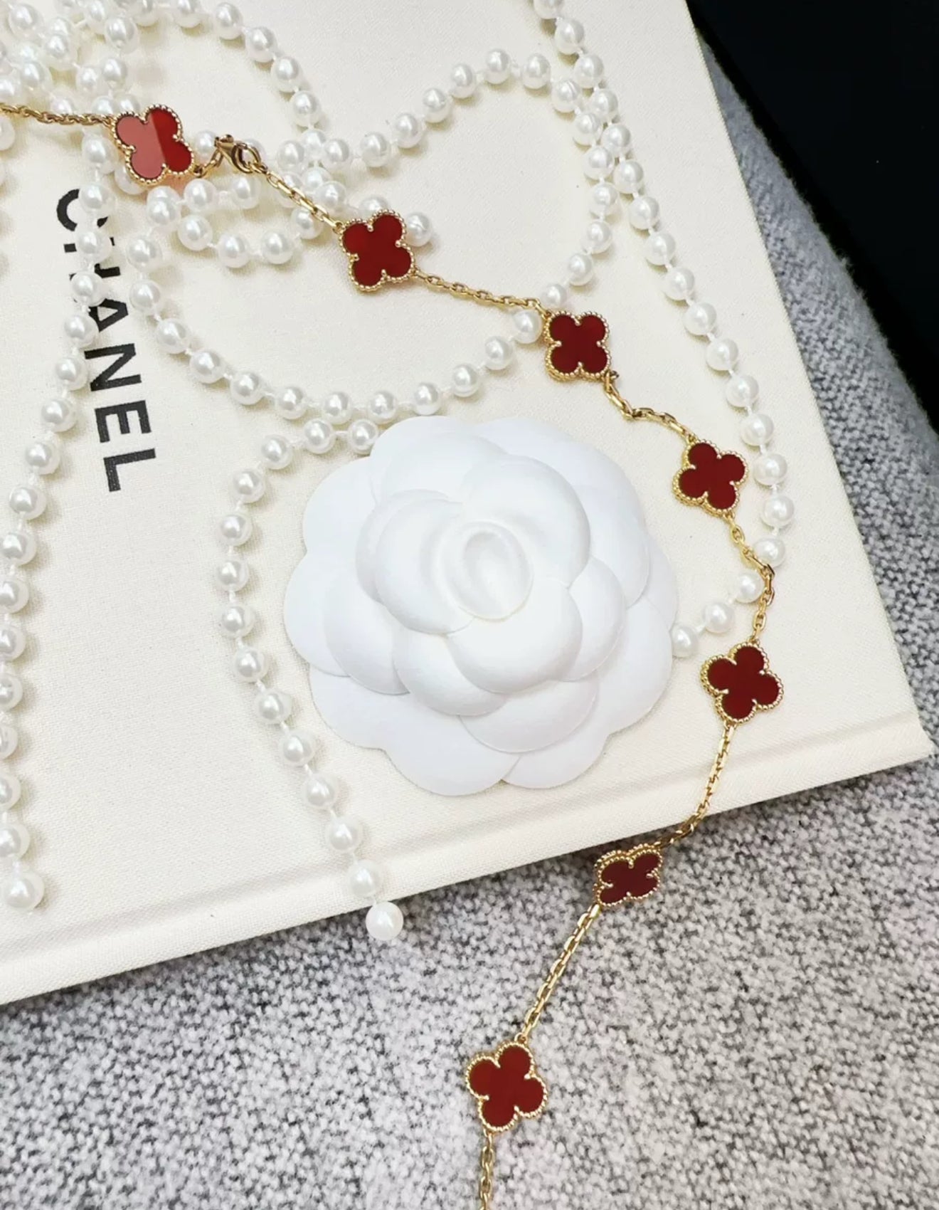 Van Cleef  Arpels Vintage Alhambra long necklace, 20 motifs
18K yellow gold, Carnelian