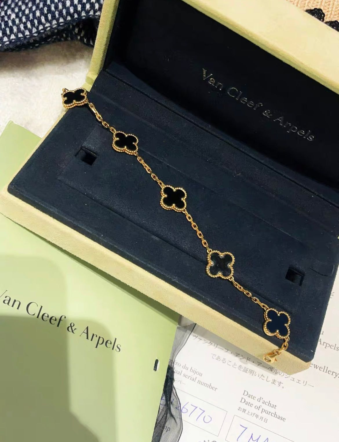 Van Cleef  Arpels Vintage Alhambra bracelet, 5 motifs
18K yellow gold, Onyx