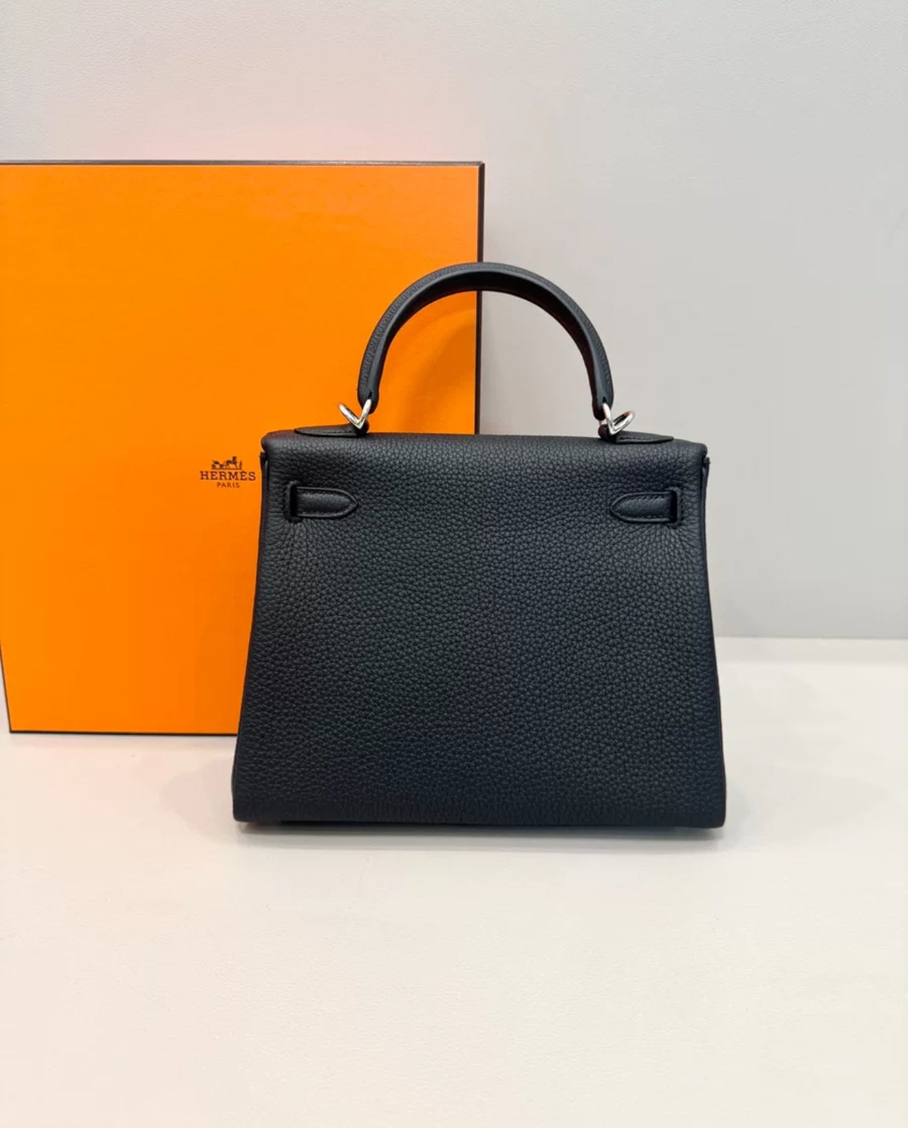 HERMÈS Kelly 25 Noir Togo Leather Palladium Hardware