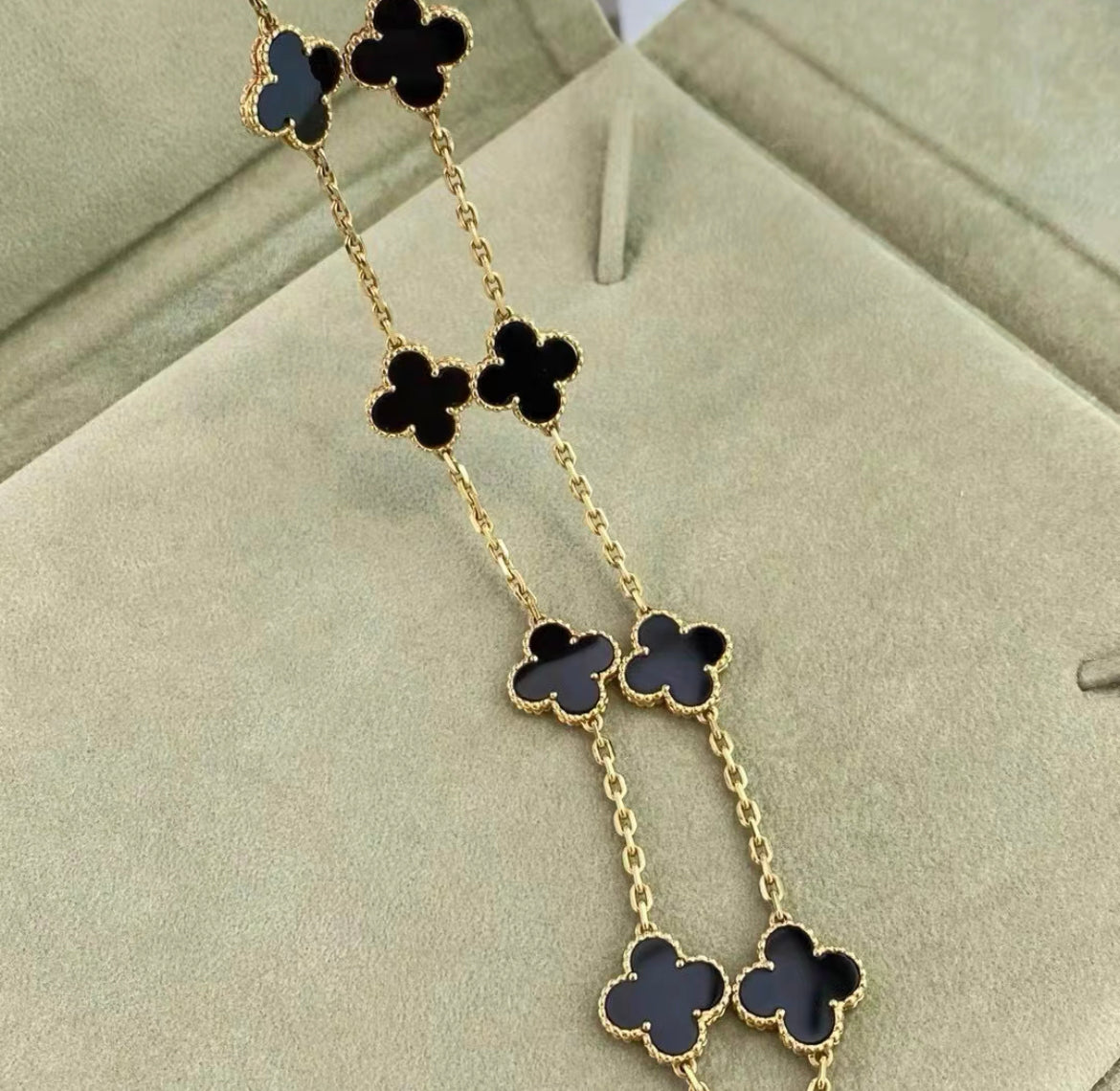 VCA Van Cleef  Arpels Vintage Alhambra necklace, 10 motifs
18K yellow gold, Onyx