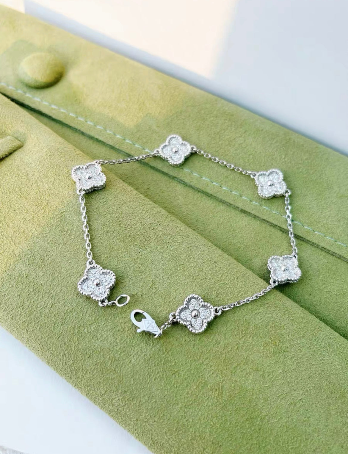VCA Van Cleef  Arpels Sweet Alhambra bracelet, 6 motifs
18K white gold, Diamond