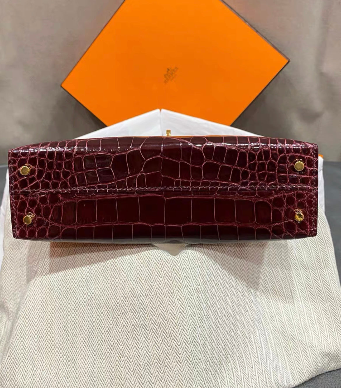 Hermes kelly 20 bordeaux shiny alligator leather with gold hardware