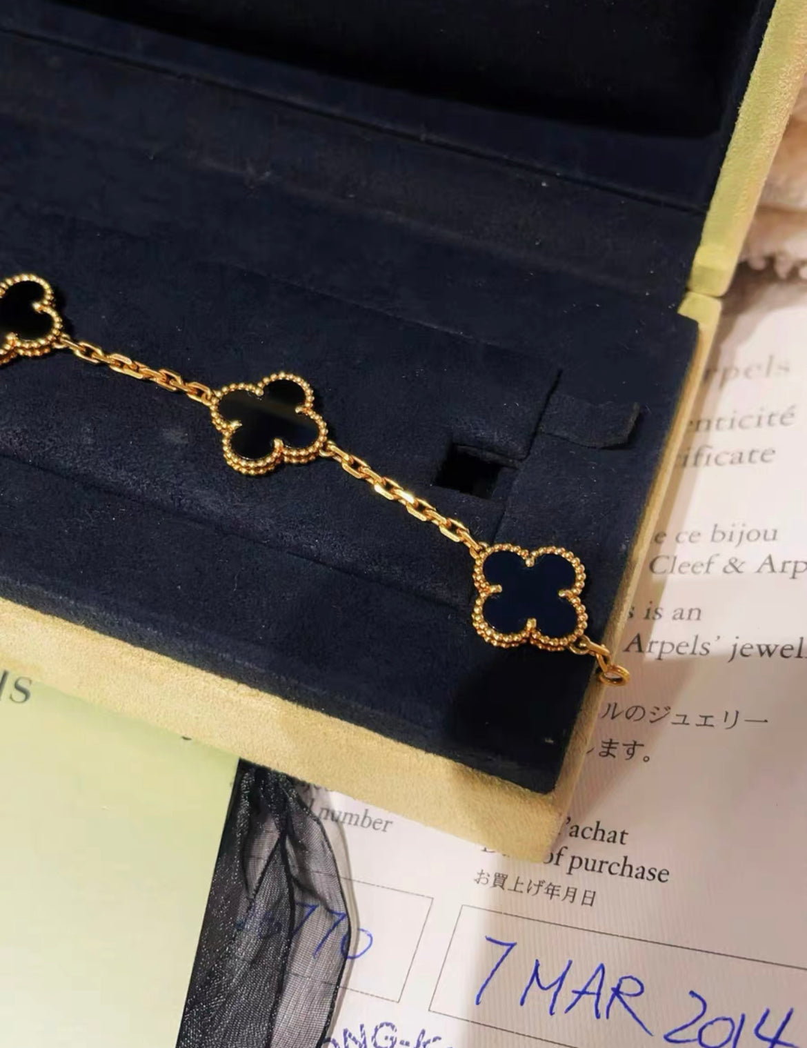 Van Cleef  Arpels Vintage Alhambra bracelet, 5 motifs
18K yellow gold, Onyx