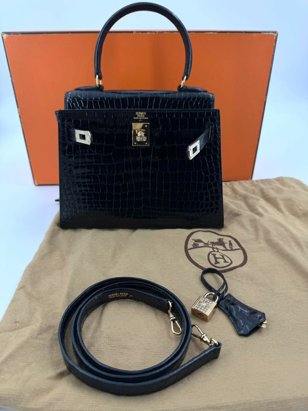 Hermès Kelly 20 Sellier Noir Shiny Niloticus Crocodile with GHW and Round Brilliant Cut Diamonds