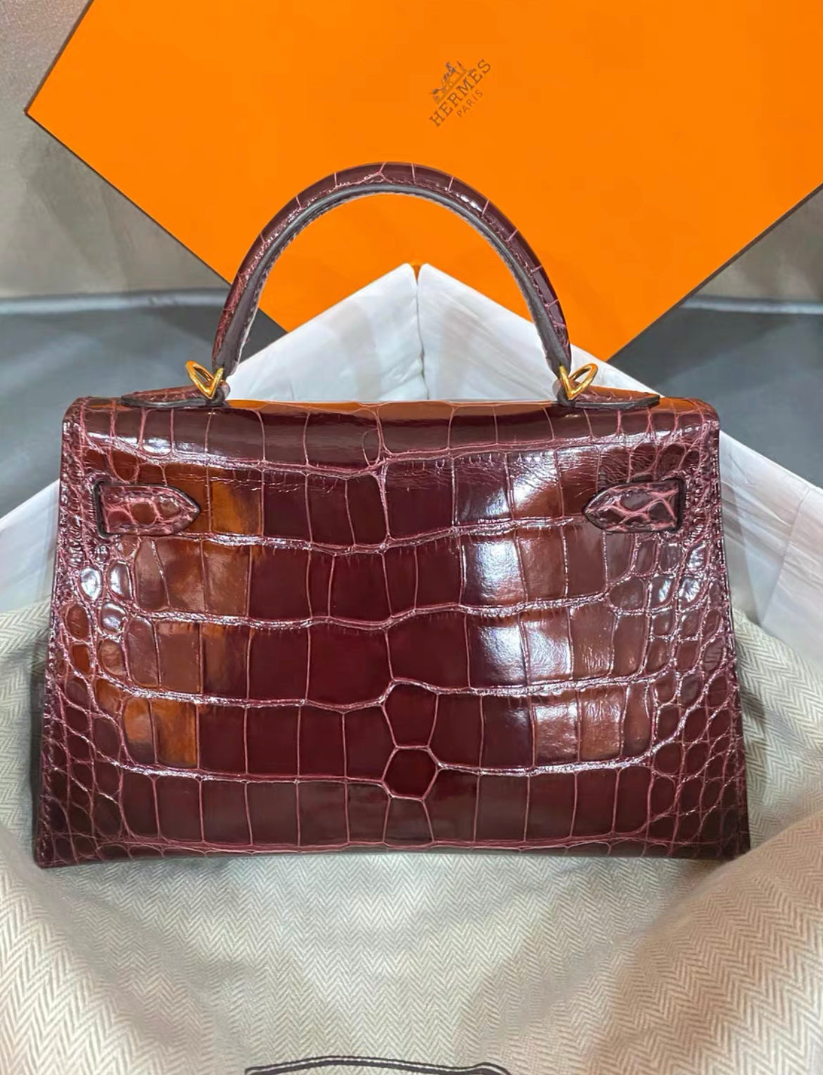 Hermes kelly 20 bordeaux shiny alligator leather with gold hardware