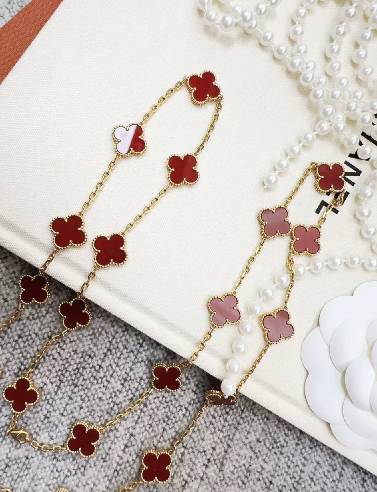 Van Cleef  Arpels Vintage Alhambra long necklace, 20 motifs
18K yellow gold, Carnelian