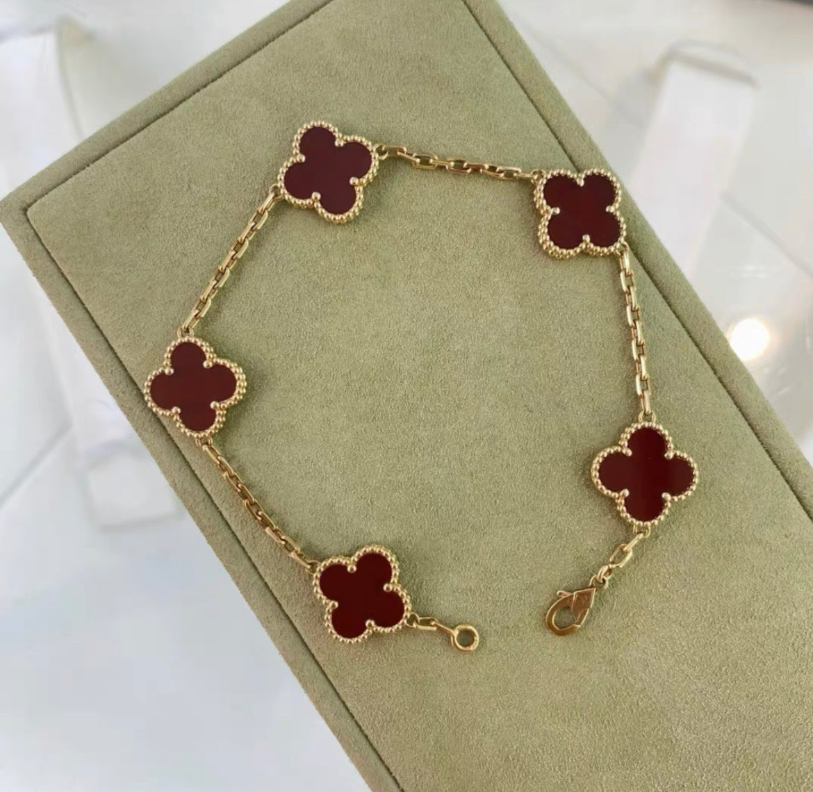 VCA Van Cleef  Arpels Vintage Alhambra bracelet, 5 motifs
18K yellow gold, Carnelian