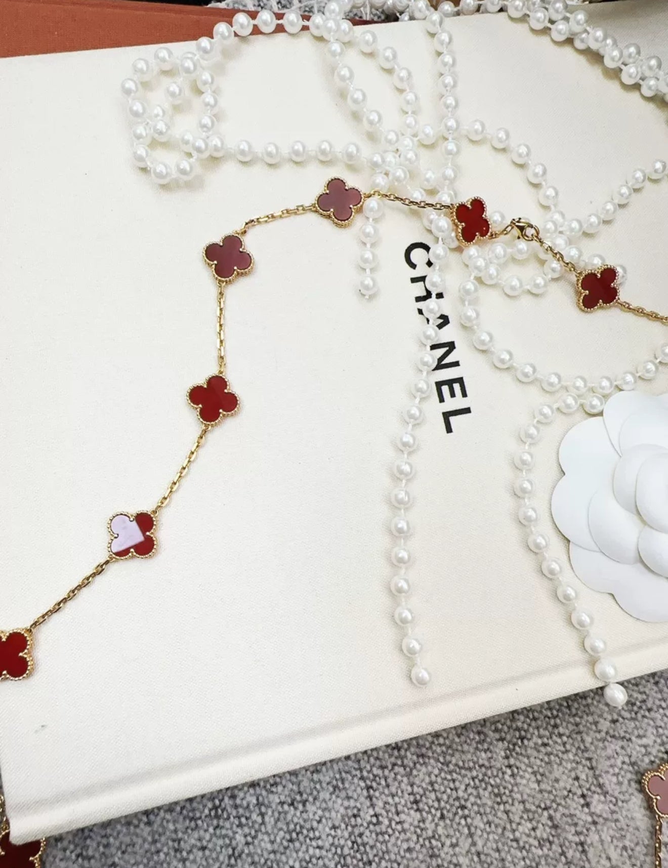 Van Cleef  Arpels Vintage Alhambra long necklace, 20 motifs
18K yellow gold, Carnelian