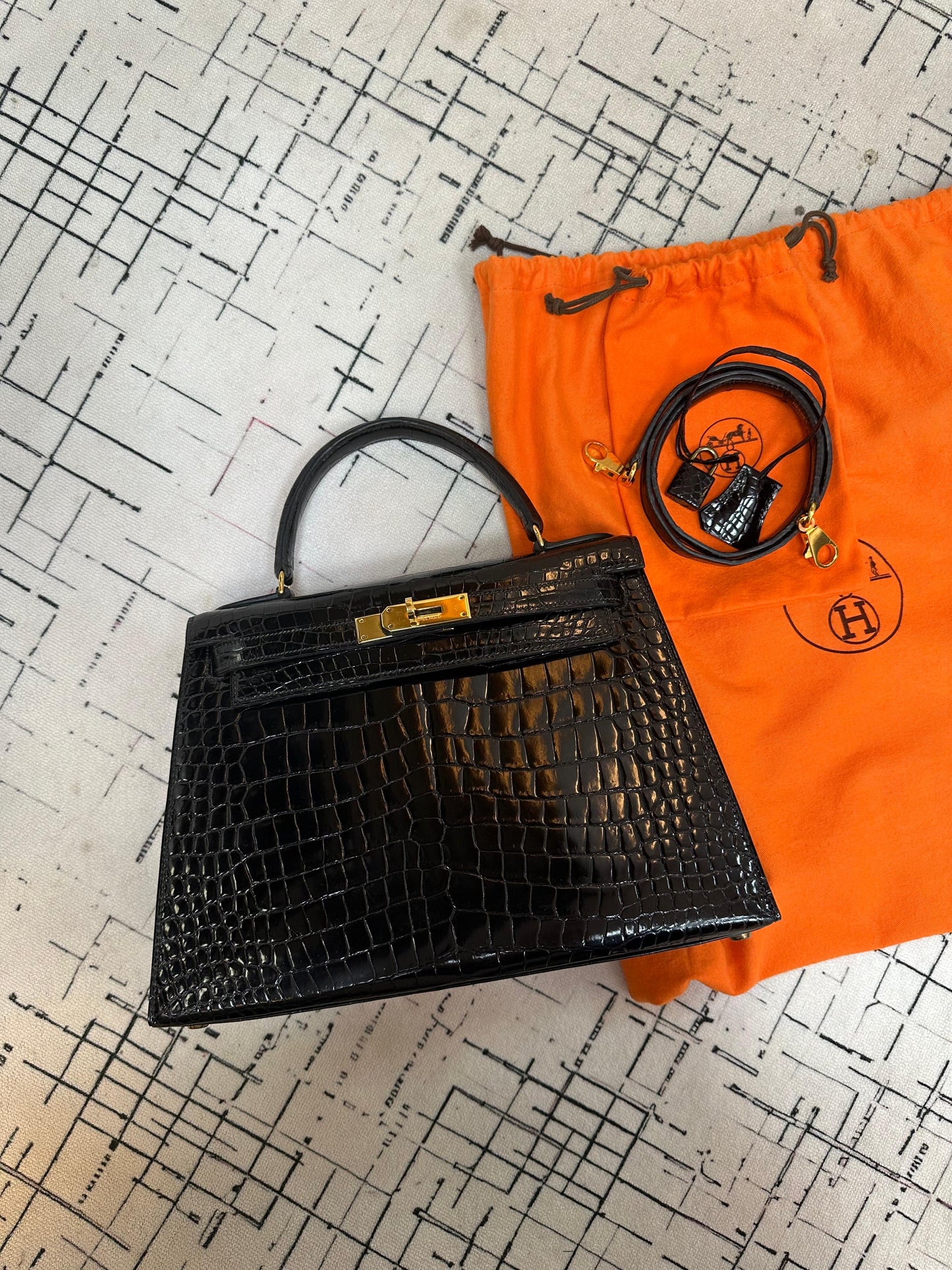 Hermès Kelly Sellier 28 Black Shiny Crocodile Gold Hardware