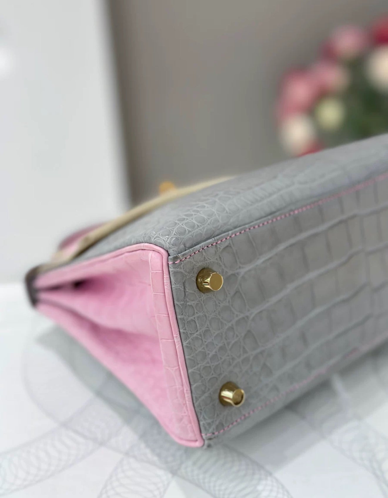 Hermès Kelly 25 5P Bubblegum  Pearl Gray Matte alligator Leather Gold Hardware