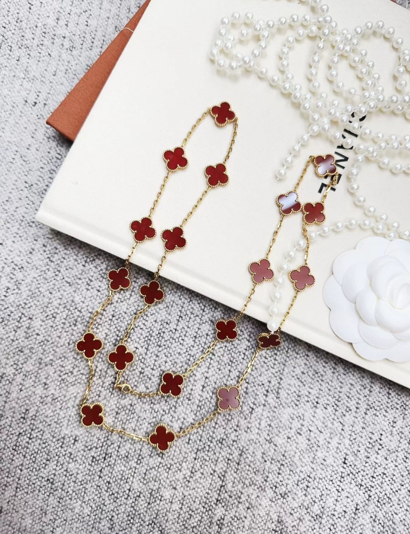 Van Cleef  Arpels Vintage Alhambra long necklace, 20 motifs
18K yellow gold, Carnelian
