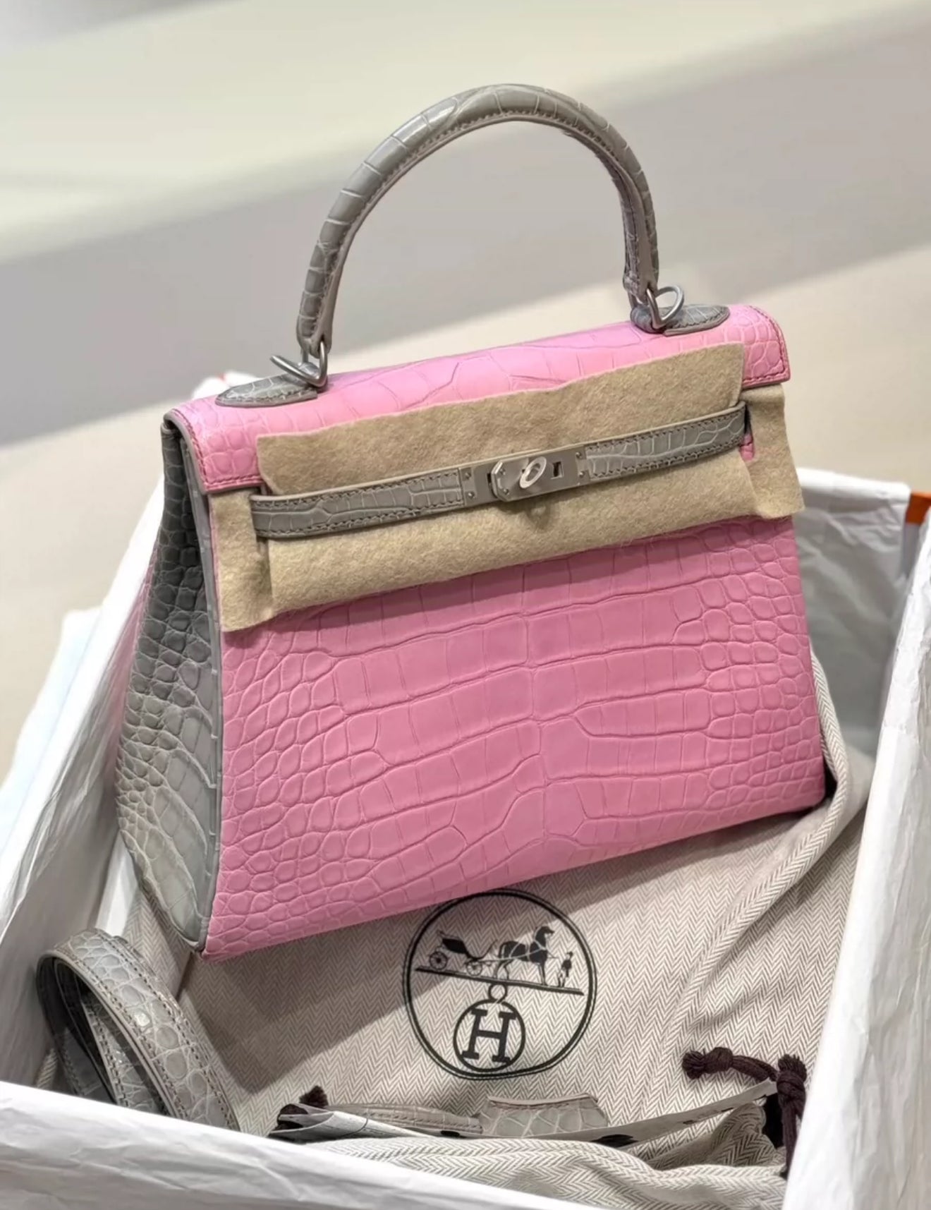 Hermès Kelly 25 5P Bubblegum  Pearl Gray Matte alligator Leather Palladium Hardware