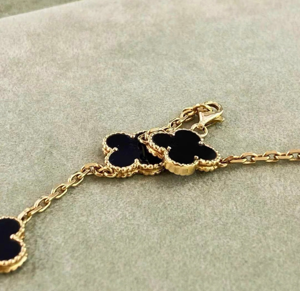 VCA Van Cleef  Arpels Vintage Alhambra necklace, 10 motifs
18K yellow gold, Onyx