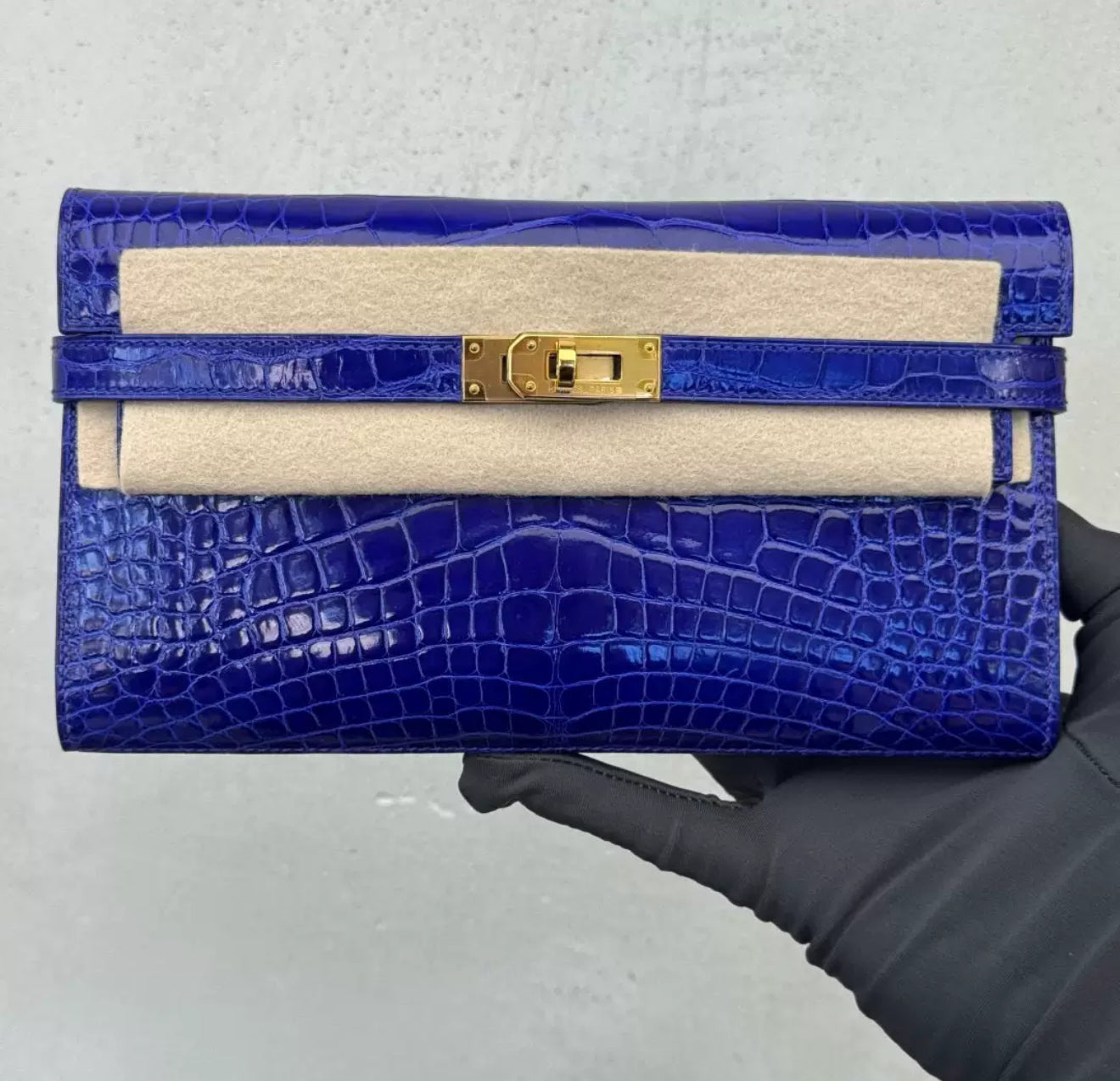 Hermès Kelly long electric blue shiny Alligator leather gold hardware