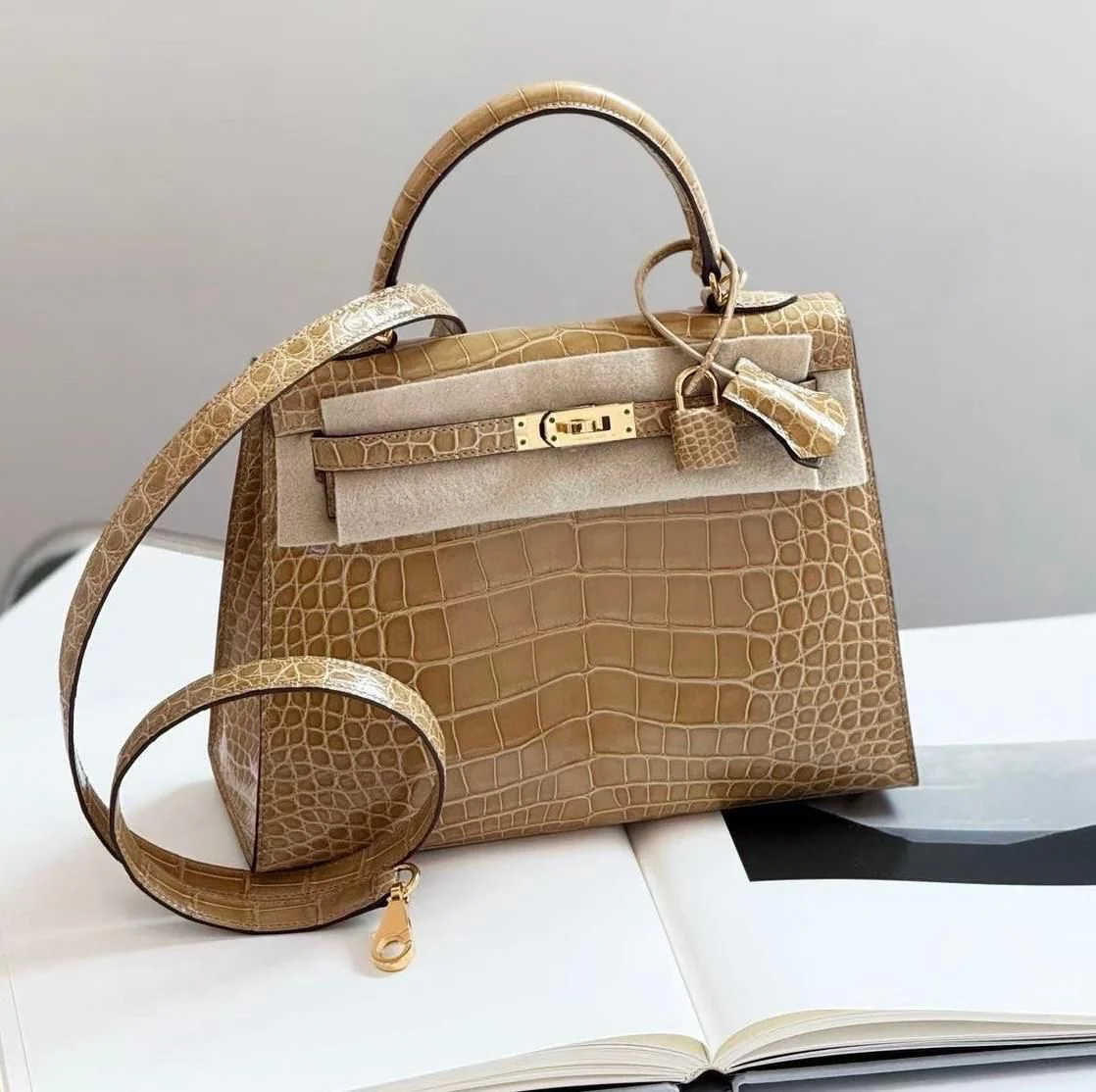 Hermes Kelly 25 Poussiere Shiny Alligator Gold hardware