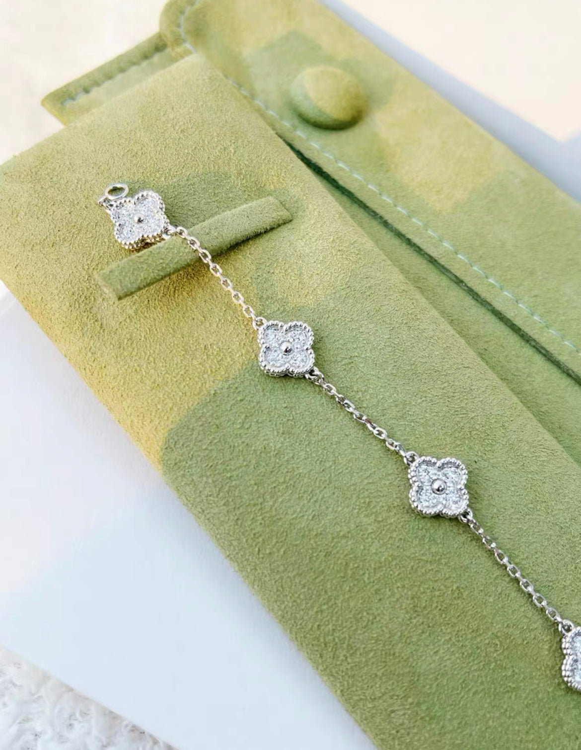 VCA Van Cleef  Arpels Sweet Alhambra bracelet, 6 motifs
18K white gold, Diamond