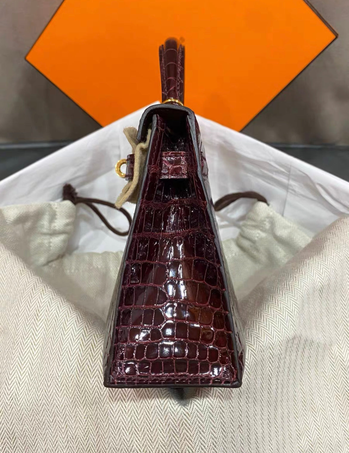 Hermes kelly 20 bordeaux shiny alligator leather with gold hardware