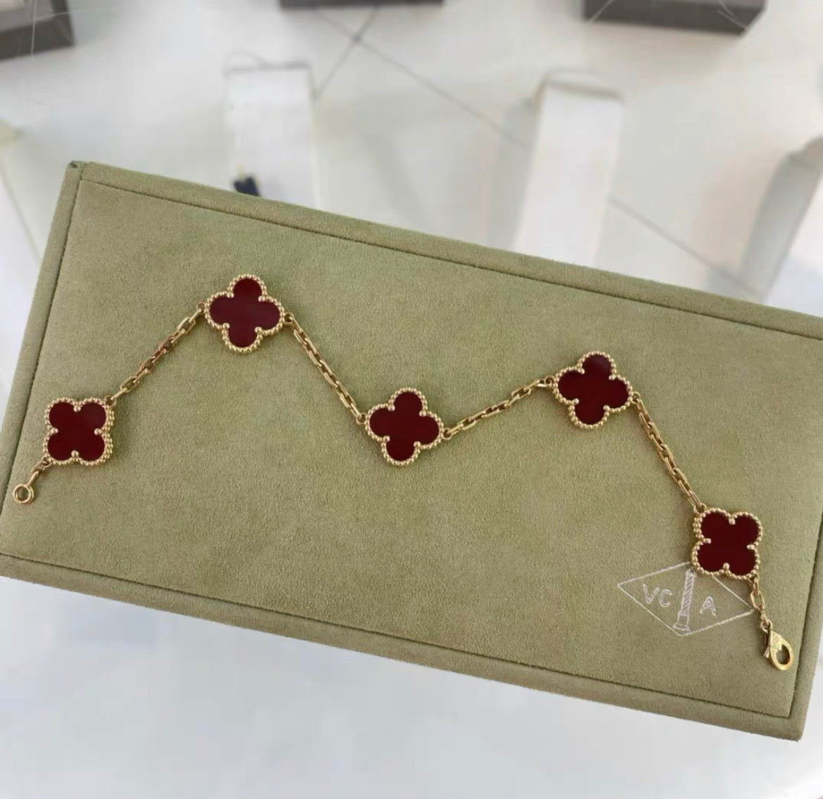 VCA Van Cleef  Arpels Vintage Alhambra bracelet, 5 motifs
18K yellow gold, Carnelian