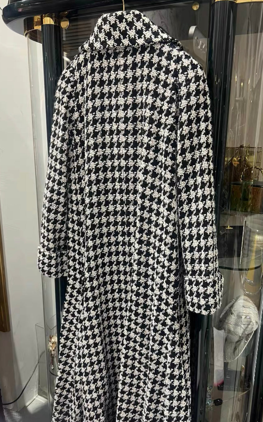 Rare CHANEL 17k white  black Houndstooth Coat size 42