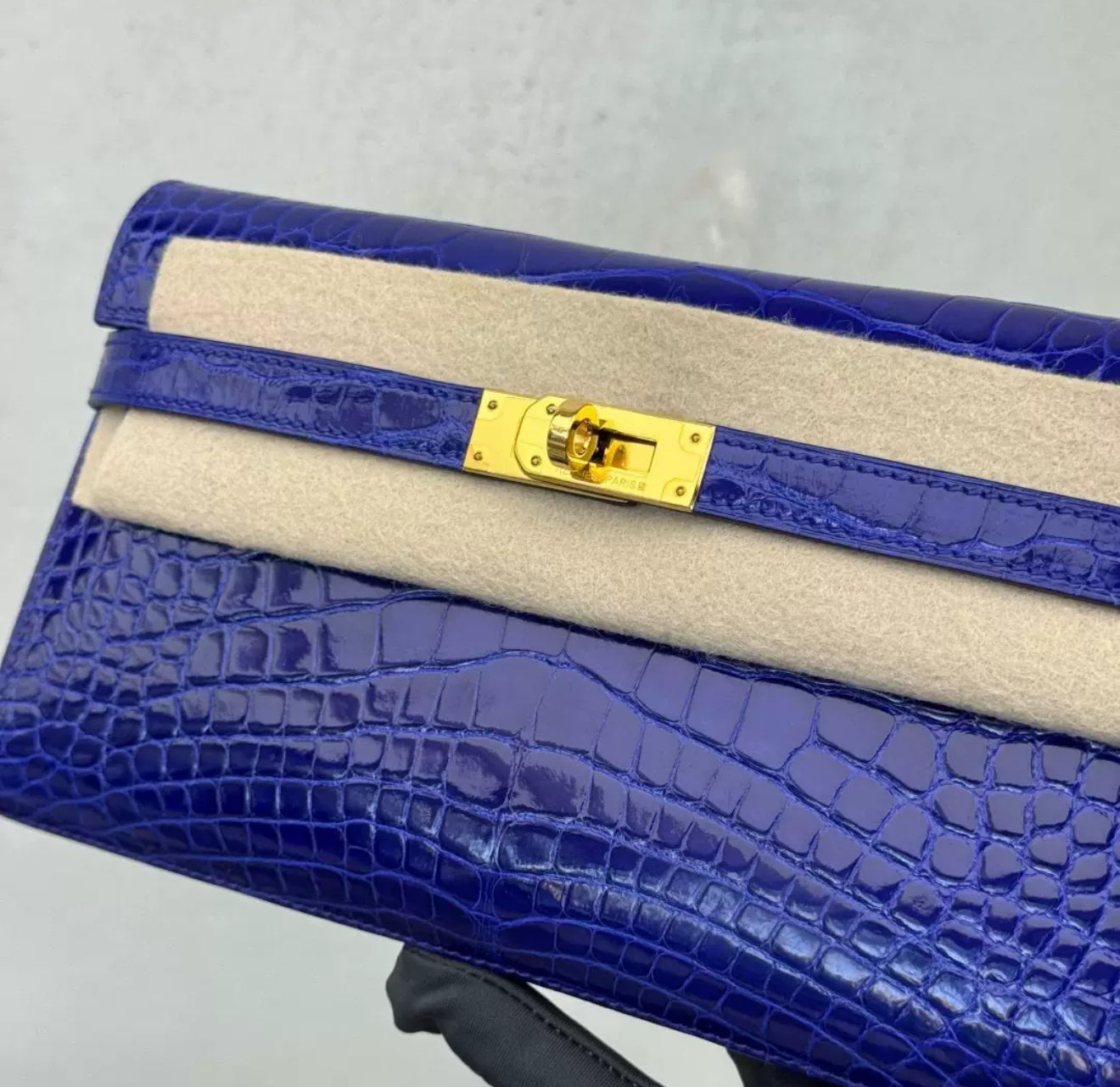 Hermès Kelly long electric blue shiny Alligator leather gold hardware