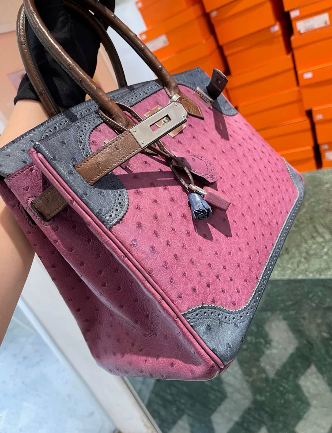 Hermes Birkin 30 lace three-color ostrich R stamp in good condition, comes with lock, key, and dust bag.