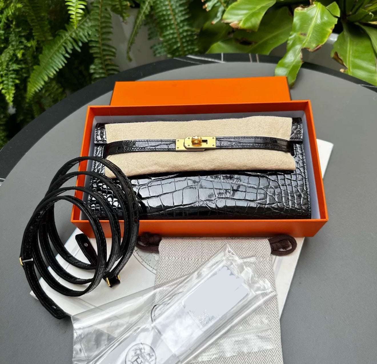 Hermès Kelly To Go Black Shiny  alligator Leather Gold Hardware