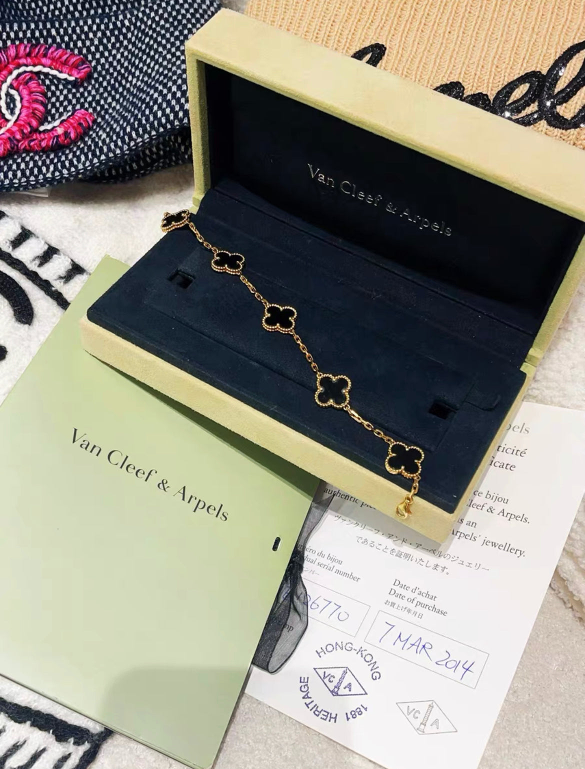Van Cleef  Arpels Vintage Alhambra bracelet, 5 motifs
18K yellow gold, Onyx