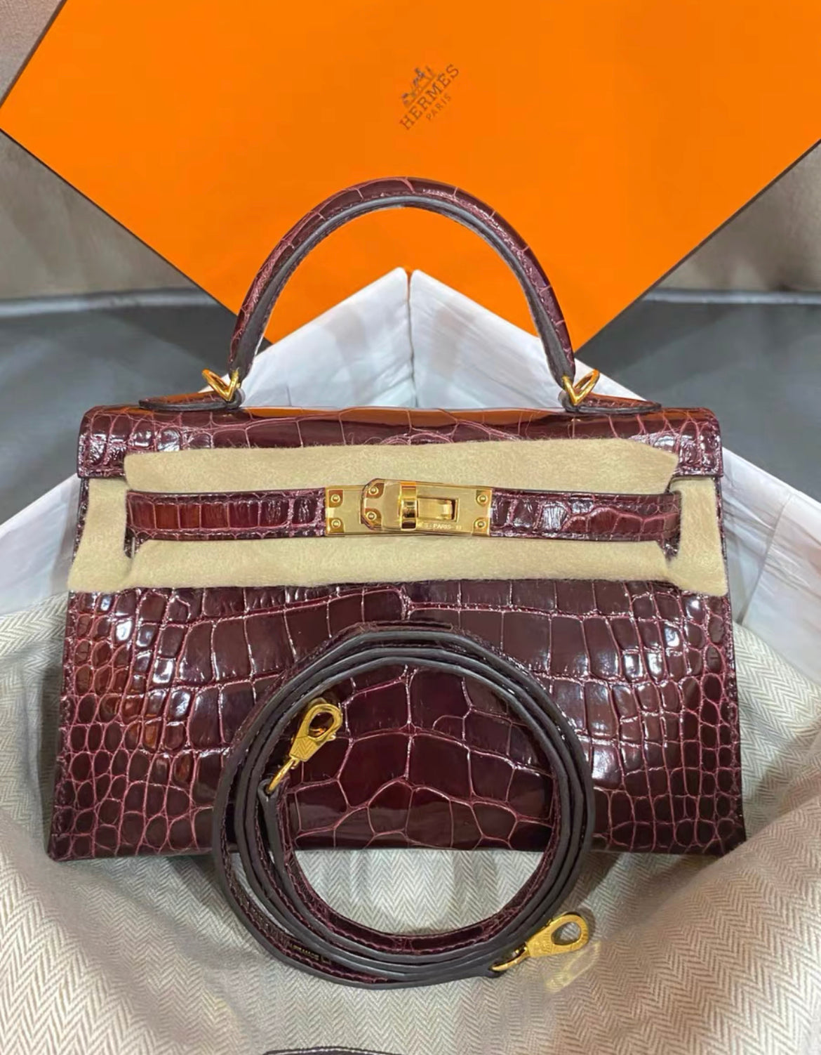 Hermes kelly 20 bordeaux shiny alligator leather with gold hardware