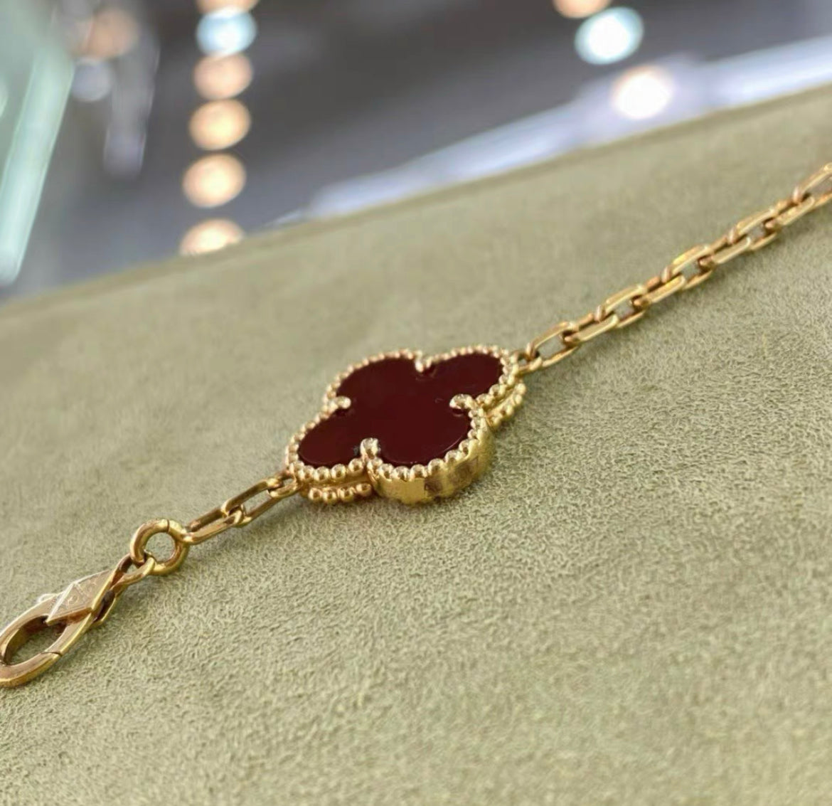 VCA Van Cleef Arpels Vintage Alhambra bracelet, 5 motifs
18K yellow gold, Carnelian