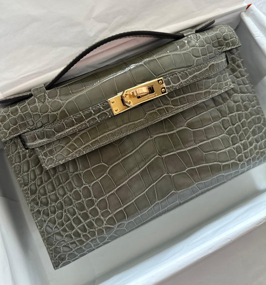 Hermès Kelly pochette Gris Tourterelle Shiny Alligator Gold hardware