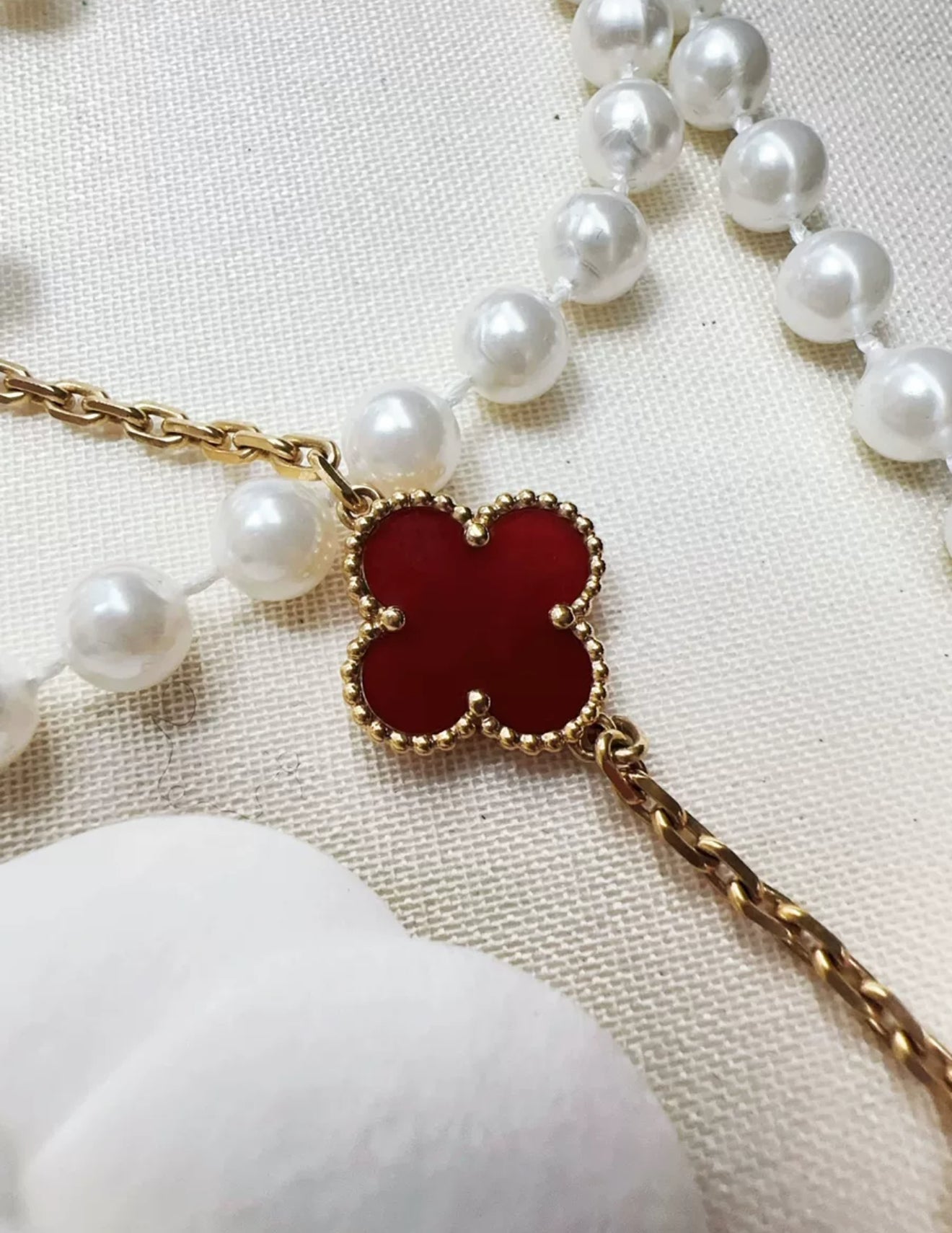 Van Cleef  Arpels Vintage Alhambra long necklace, 20 motifs
18K yellow gold, Carnelian