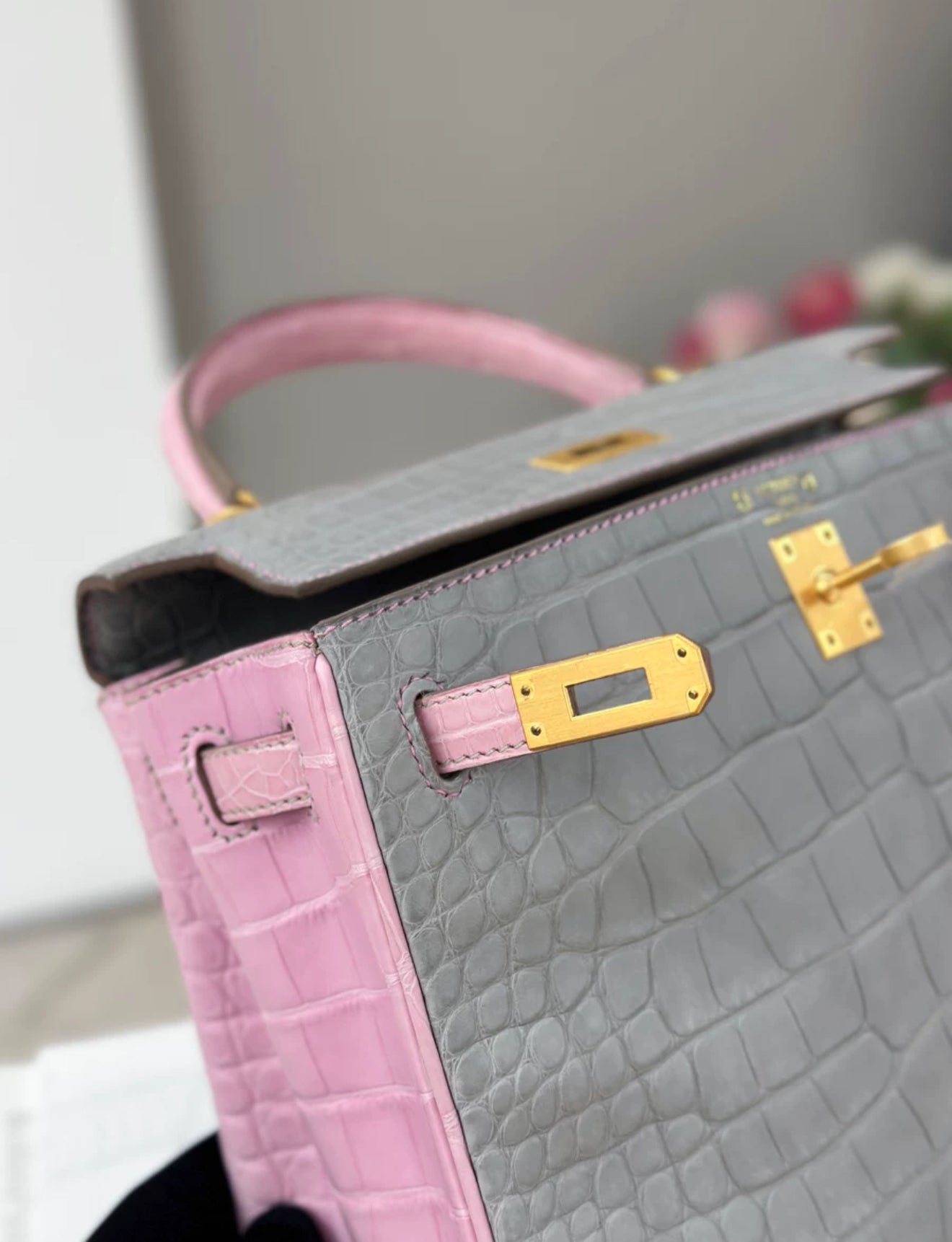 Hermès Kelly 25 5P Bubblegum  Pearl Gray Matte alligator Leather Gold Hardware