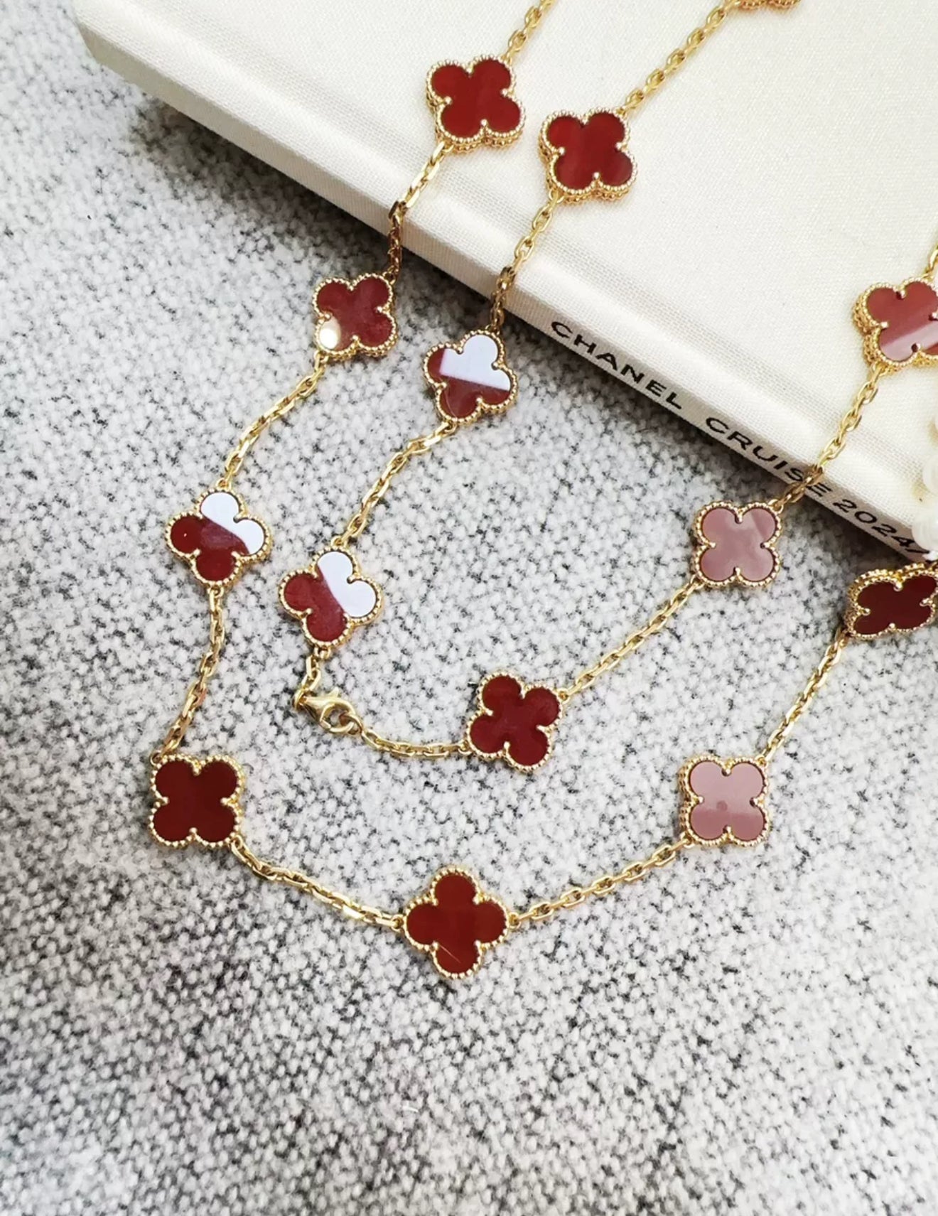 Van Cleef Arpels Vintage Alhambra long necklace, 20 motifs
18K yellow gold, Carnelian