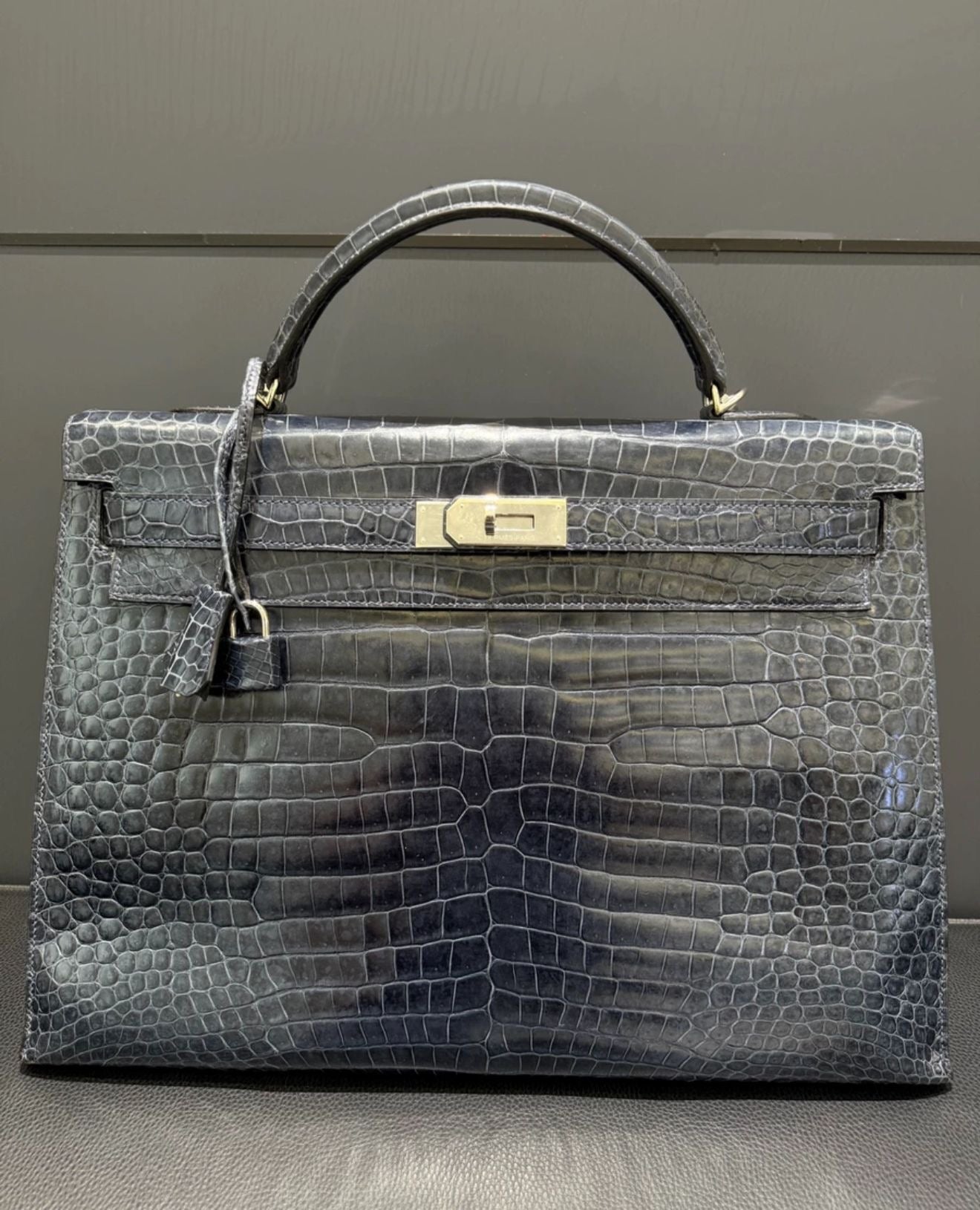 Hermès Kelly 40 Dark Blue Crocodile Leather Palladium Hardware